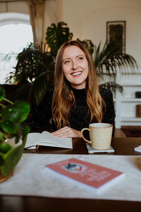 Ønsker å nå ut til flere: Tanken om å gi ut en bok har vært der helt siden hun startet å jobbe med kurset «Positiv Fødsel». – Det er jo slik at noen liker bokform og noen liker kursform. Jeg vil si at boka kan beskrives som pensum, mens forelesningene er selve kurset, der man virkelig lærer å sette dette i verk. Boken går mer i dybden på forskningen som ligger til grunn, smertepsykologi og hovedelementene i kurset, forteller Line Elise Sloper-Svanevik. .